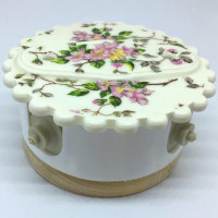 Распаечная коробка D80 с фигурной крышкой, подложка береза, нежность, ЦИОН РКК-НЖ2