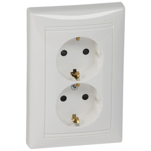 Розетка 2-ая с З/К, белый, Valena Classic Legrand 774400