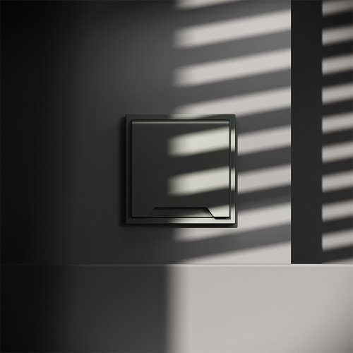 Розетка с З/К, шторками и крышкой, Титан, S70 Voltum VLS040306