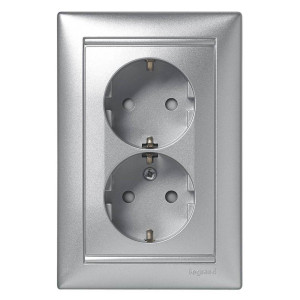 Розетка 2-ая с З/К, алюминий, Valena Classic Legrand 770100
