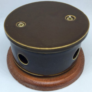 Распаечная коробка D80 из керамики с круглой крышкой, подложка вишня, карамель, ЦИОН РК-КАР1