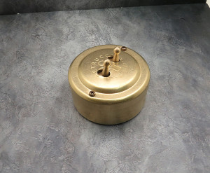 Выключатель тумблерный 2 кл., металл, Латунь, Petrucci 303VBS