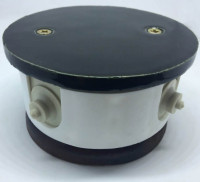Распаечная коробка D80 с круглой крышкой, подложка вишня, чёрный глянец, ЦИОН РКК-ЧГ1