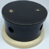 Распаечная коробка D80 из керамики с круглой крышкой, подложка береза, чёрный глянец, ЦИОН РК-ЧГ1