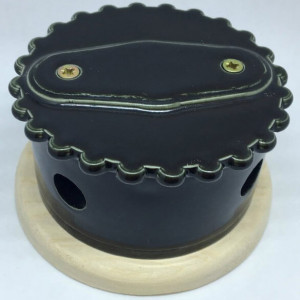 Распаечная коробка D80 из керамики с фигурной крышкой, подложка береза, чёрный глянец, ЦИОН РК-ЧГ2