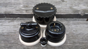 Распаечная коробка D80 из керамики с фигурной крышкой, подложка вишня, Чёрный глянец, ЦИОН РК-ЧГ2