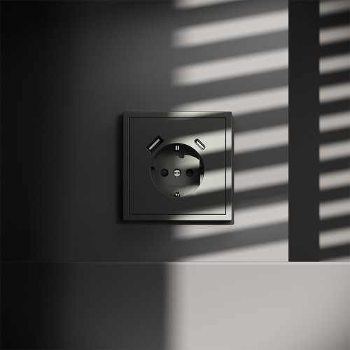 Розетка c З/К, шторками и USB зарядкой A+C, Титан, Voltum S70 VLS040506