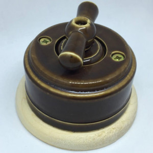 Выключатель керамика 1 кл. проходной(2 положения), подложка береза, карамель, ЦИОН В1Б-КАР