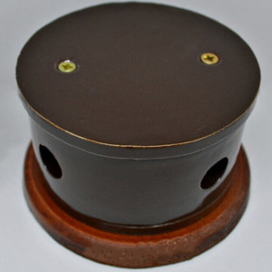 Распаечная коробка D80 из керамики с круглой крышкой, подложка вишня, коричневый, ЦИОН РК-К1