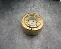 Ретро розетка с З/К из металла, Латунь/Бежевый, Petrucci 201BeBS