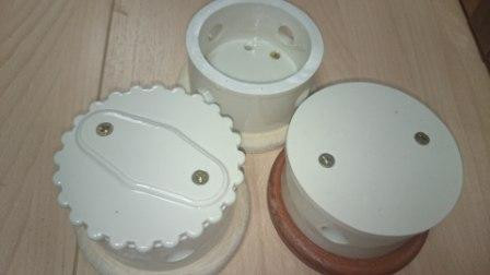 Распаечная коробка D80 из керамики с круглой крышкой, подложка береза, слон. кость, ЦИОН РК-СК1