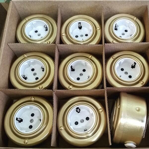 Ретро розетка с З/К из металла, Золото/Белый, Petrucci 201WGD