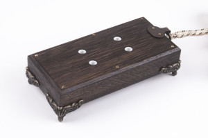 Ретро удлинитель 2 розетки без заземления бронзовые узкие ножки провод черно-белый 2*0.75 2 метра б/з  6А  250В  цвет темный дуб LW1024/12-26