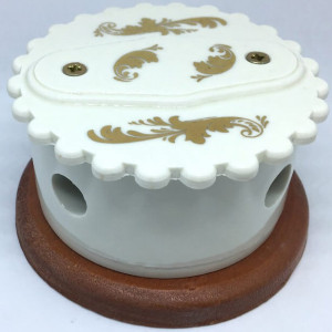 Распаечная коробка D80 из керамики с фигурной крышкой, подложка вишня, золото, ЦИОН РК-З2
