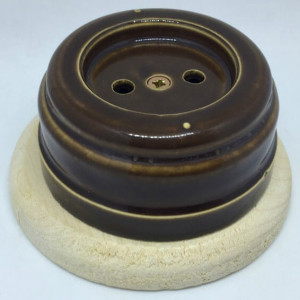 Ретро розетка из керамики с фигурной крышкой, подложка береза, карамель, ЦИОН РП1-КАР
