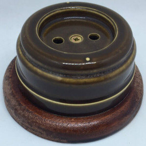Ретро розетка из керамики с фигурной крышкой, подложка вишня, карамель, ЦИОН РП1-КАР