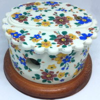 Распаечная коробка D80 из керамики с фигурной крышкой, подложка вишня, ситец, ЦИОН РКД-СИТ2