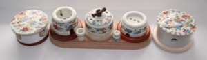 Распаечная коробка D80 из керамики с фигурной крышкой, подложка вишня, ситец, ЦИОН РК-СИТ2