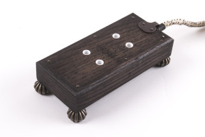 Ретро удлинитель Corriente темный дуб, бронзовые круглые ножки