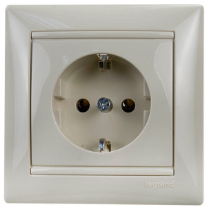 Розетка с З/К, слоновая кость, Valena Classic Legrand 774323