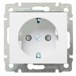 Розетка с З/К со шторками, белый, Valena Classic Legrand 774222