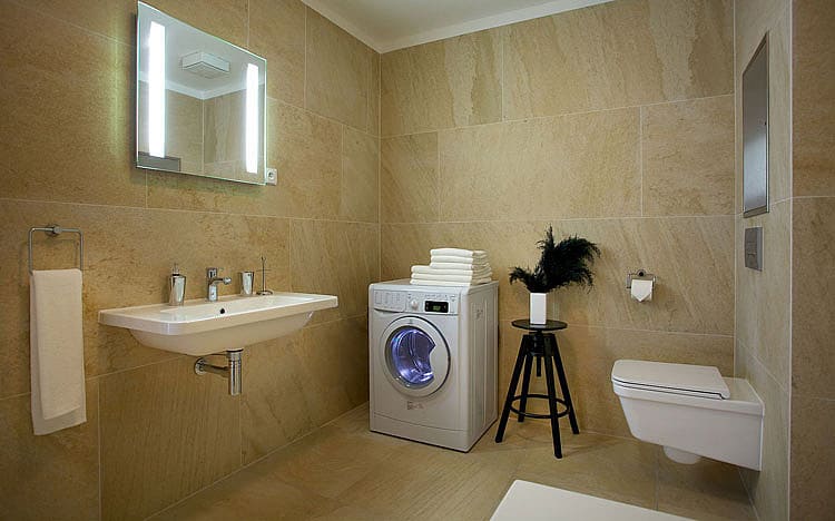 Ванная комната с розеткой возле зеркала